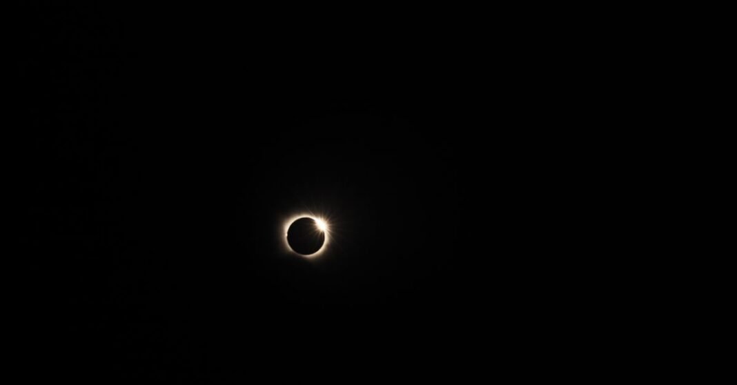 Una imagen impresionante que captura el eclipse solar con el efecto de anillo de diamantes visible.
