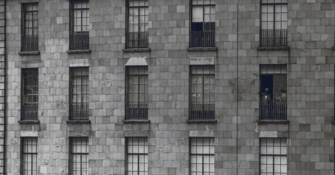 Sheinbaum y Trump hablan por teléfono sobre seguridad, soberanía, comercio e inversiones Vista detallada de la fachada de un edificio histórico de piedra en Tampico, Tamaulipas, México.