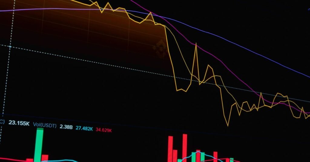 Gráfico bursátil a color que muestra el volumen de negociación y las tendencias, ideal para el análisis financiero.