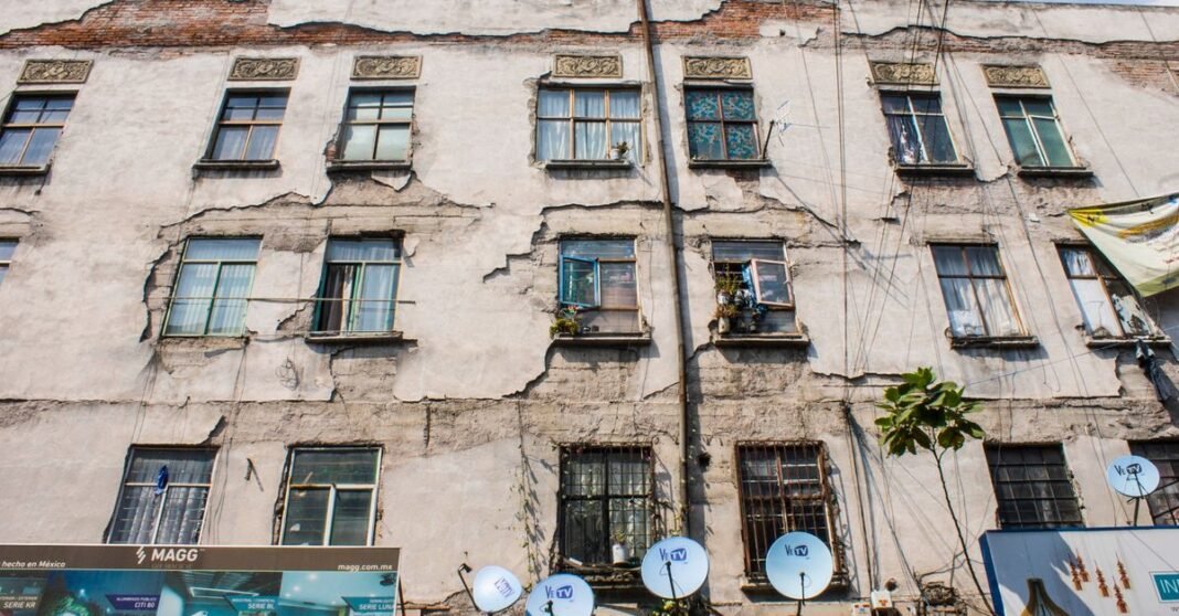 No fue posible confirmar los detalles del caso de Virginia y Diana N por despojo en la Del Valle Una fachada de edificio desgastada y dañada en la Ciudad de México con antenas parabólicas y paredes descascaradas.
