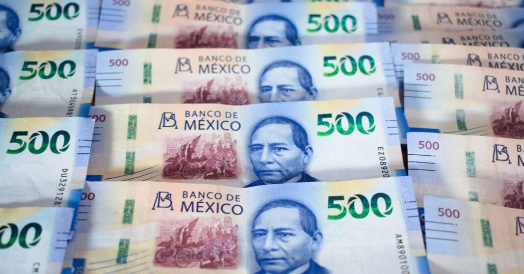 El dólar cae a su nivel más bajo frente al peso en más de un año tras el recorte de tasas de la Fed Montón de billetes de peso argentino y monedas esparcidas sobre una mesa en Buenos Aires, Argentina.
