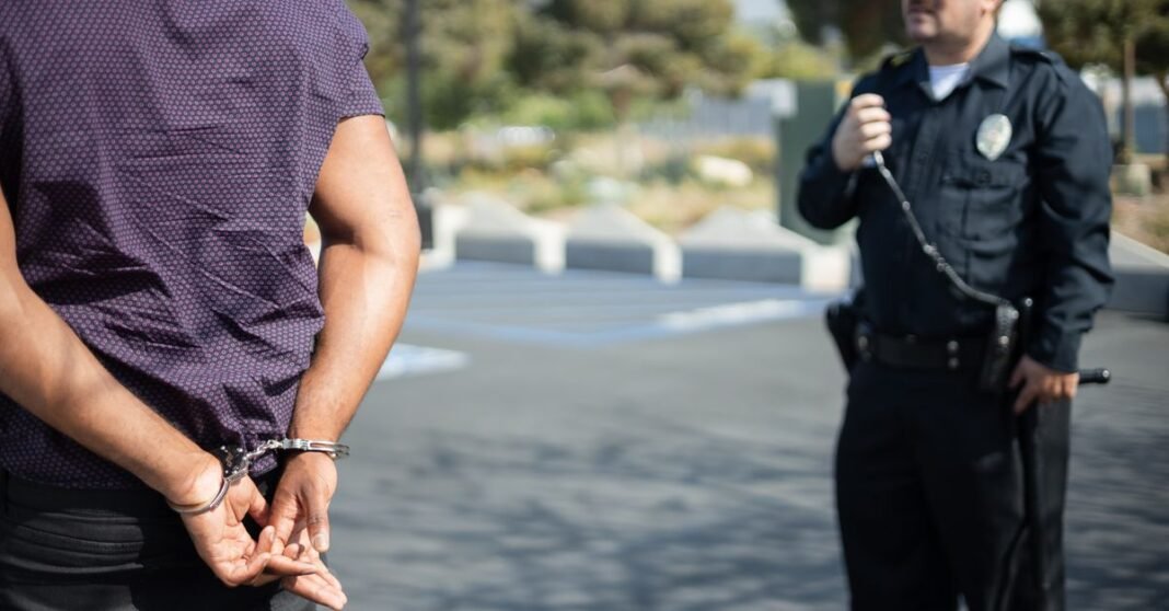Estados Unidos confirma la detención de Ismael ‘El Mayo’ Zambada y de Joaquín Guzmán López Policías mexicanos desfilan mostrando el orgullo nacional con banderas y decoración festiva.