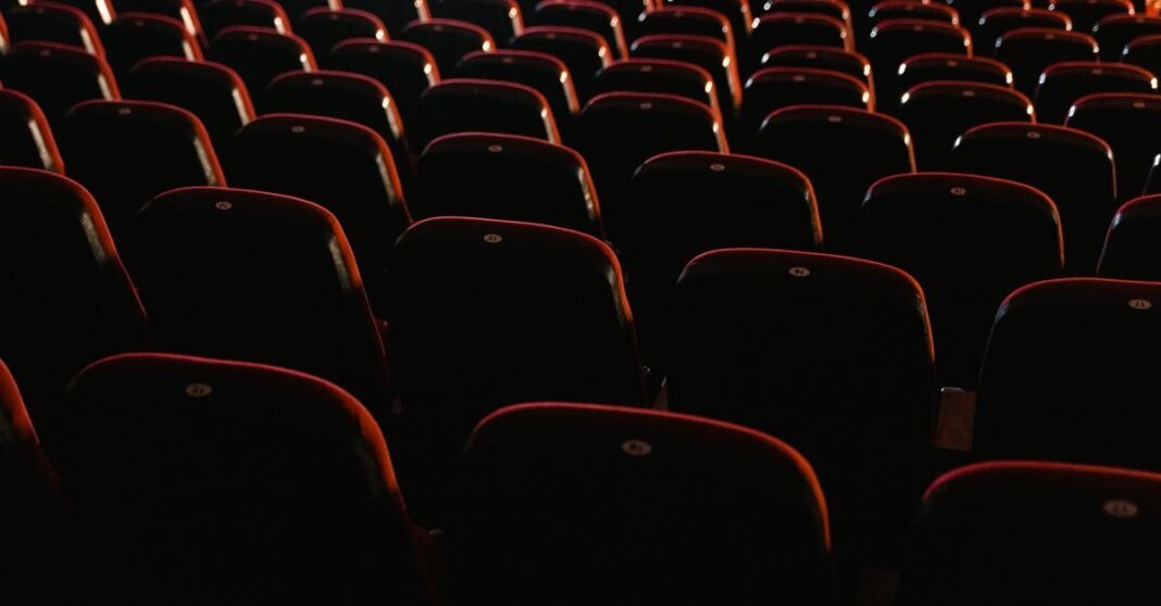 Festival de Cine de Morelia 2025: fechas, películas y cartelera de la 23.ª edición Una mujer a la moda con chaqueta de denim y pantalones negros posando de noche en Ciudad de México.