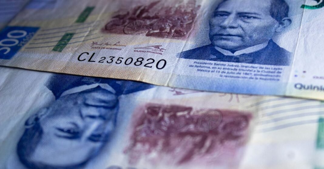 Imagen ilustrativa: Tesoro de EU duplicará recompras de bonos largos, pero no hay confirmación oficial del dólar en 16 pesos Vista detallada de billetes de 500 pesos mexicanos con Benito Juárez.