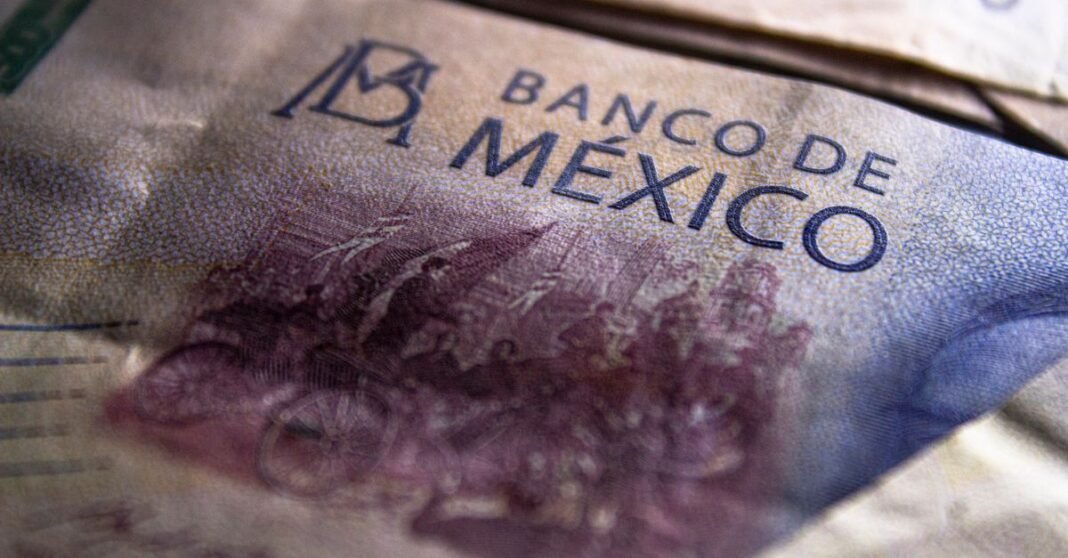 Detienen en Mexicali a Salvador “N”, señalado como presunto operador financiero de Los Chapitos Vista detallada de billetes de 500 pesos mexicanos con Benito Juárez.