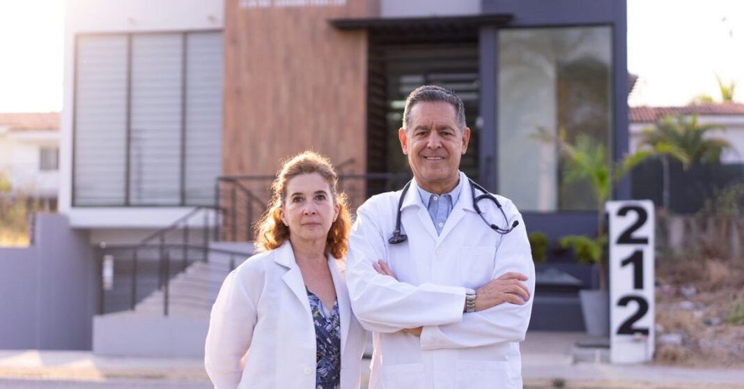 Senado avala dictamen para que médicos de consultorios adyacentes a farmacias sean contratados conforme a la ley Primer plano de un trabajador de la salud llenando una jeringa desde un vial, demostrando vacunación o procedimiento médico.