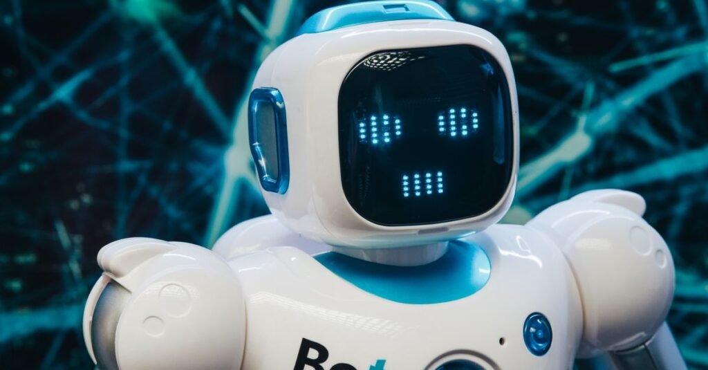 Primer plano de un robot humanoide futurista con una pantalla facial digital, representando la tecnología moderna.