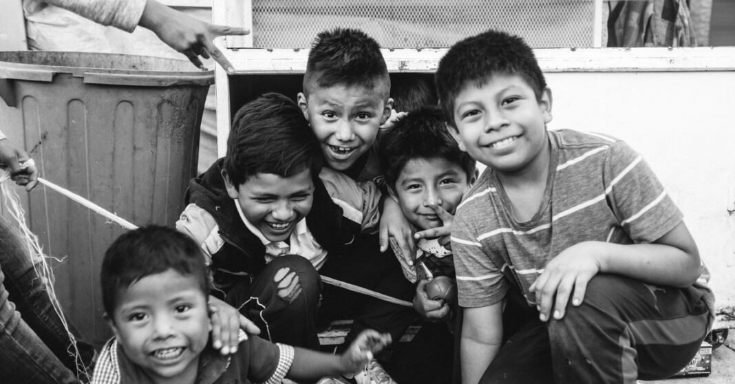 México debe investigar la discriminación racial contra migrantes, advierte comité de la ONU Protesta callejera enérgica con una multitud diversa y carteles coloridos al aire libre.