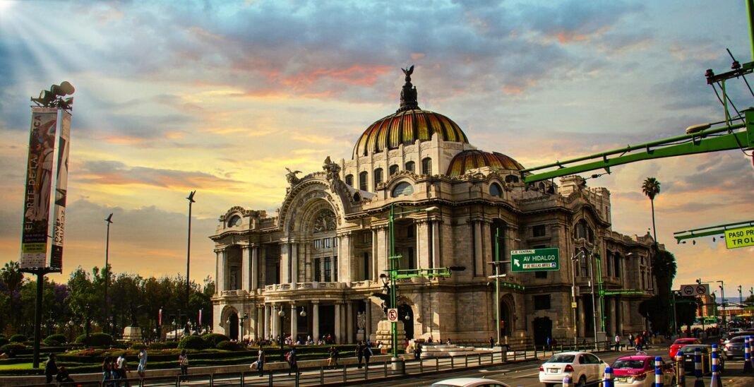 CDMX prevé tarde calurosa y lluvias fuertes en zonas del sur y poniente este jueves Vista ilustrativa de una calle de Ciudad de México con nubes de lluvia durante la tarde