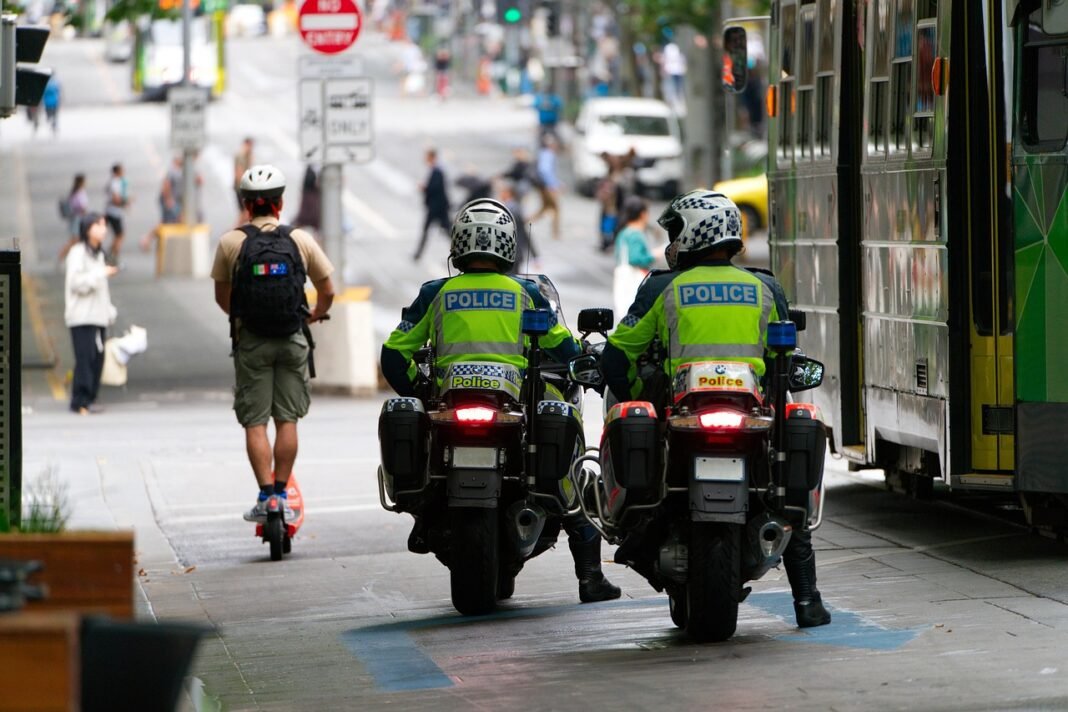 Motocicletas estacionadas junto a una cinta de seguridad en una calle de la Ciudad de México.