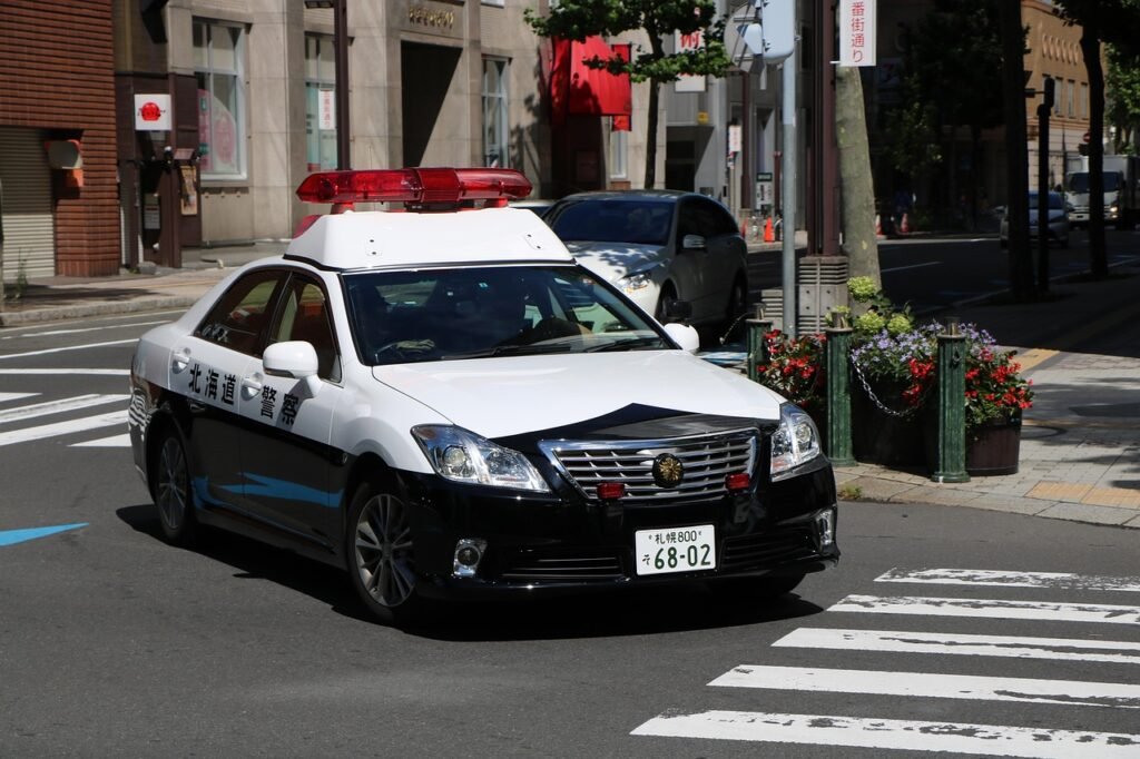 Patrulla policial circulando por una calle urbana de la Ciudad de México.