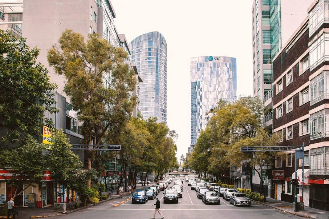 No hay Doble Hoy No Circula este 17 de septiembre en CDMX y Edomex; estas placas descansan Automóviles circulando en una avenida urbana, como imagen ilustrativa sobre restricciones vehiculares.