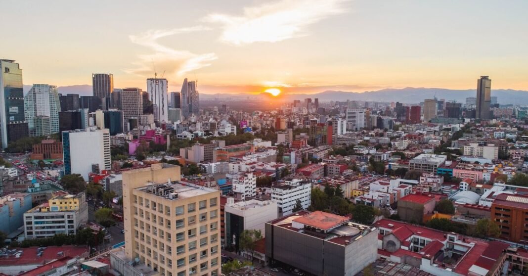 CDMX pone en operación clínica de salud mental para mujeres que han vivido violencia de género Impresionante vista aérea del skyline de la Ciudad de México que presenta el Palacio de Bellas Artes y la Torre Latinoamericana.