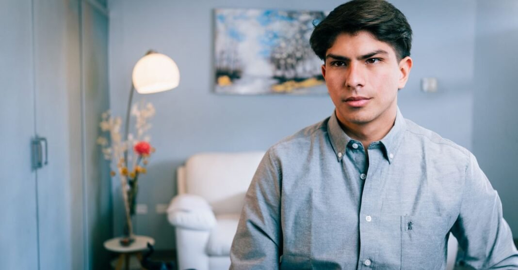 Septiembre pone el foco en la prevención del suicidio y la atención a la salud mental en México Retrato casual de un joven en un acogedor y moderno salón.