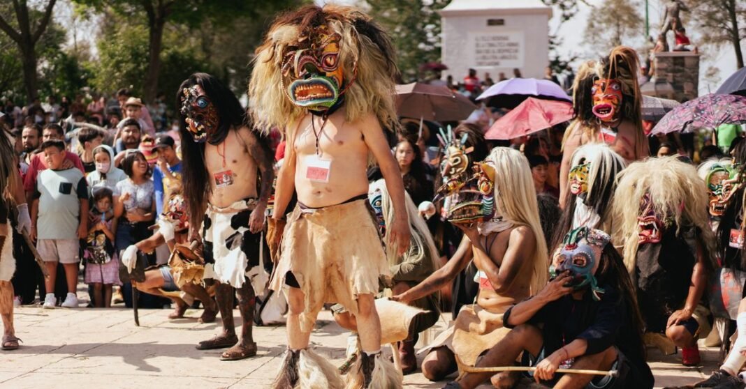 Imagen ilustrativa: Seis largometrajes mexicanos llegarán al Festival Internacional de Cine de Toronto 2026 Festival mexicano colorido con máscaras tradicionales y una multitud diversa disfrutando de la celebración.