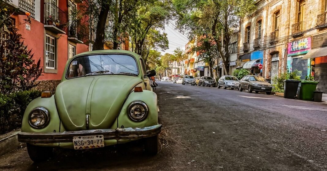 Imagen ilustrativa: Percepción de inseguridad baja a 61.5% en marzo de 2026, reporta el INEGI Calle concurrida en la Ciudad de México con ciclistas, peatones y tráfico bajo cielos despejados.