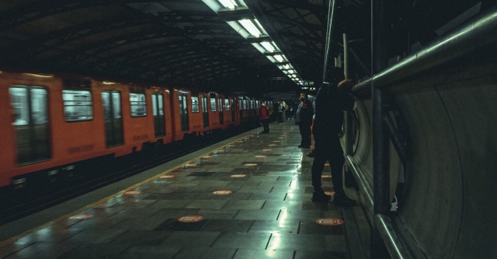 Captura dinámica de un tren de metro en movimiento a gran velocidad en Nueva York, que muestra el dinamismo del transporte urbano.