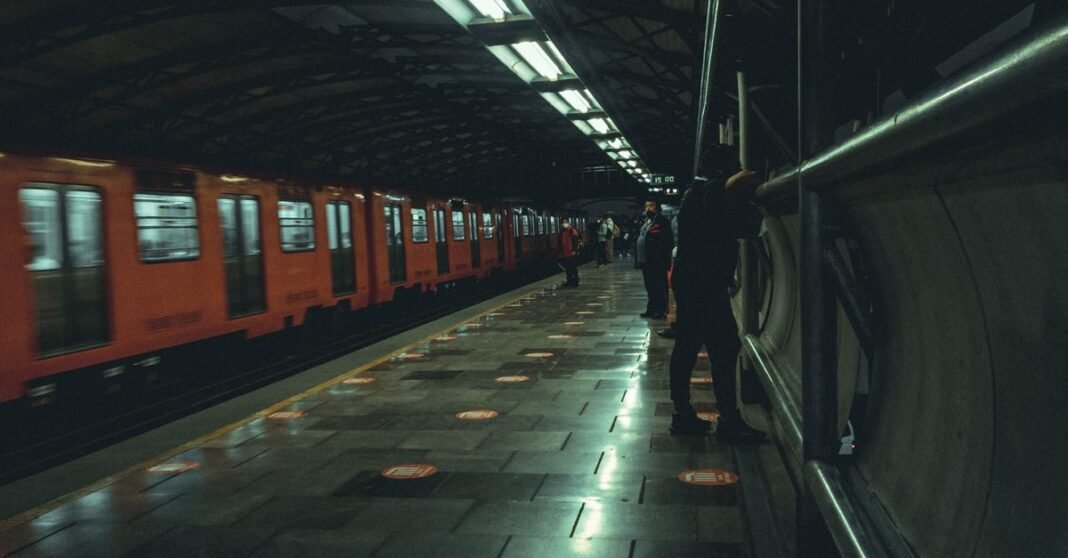 Metro alista renovación integral de Línea 3; autoridades prevén obras por etapas para reducir afectaciones Captura dinámica de un tren de metro en movimiento a gran velocidad en Nueva York, que muestra el dinamismo del transporte urbano.