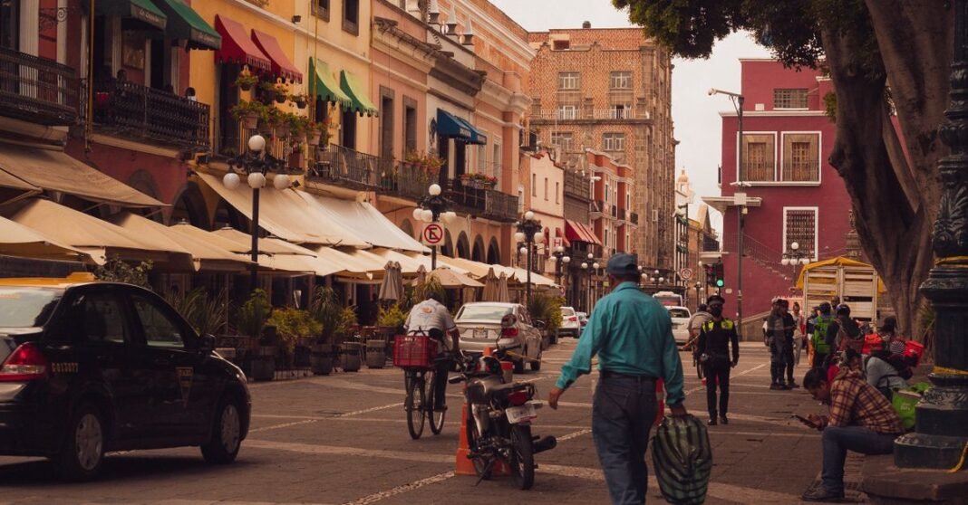 Imagen ilustrativa: México tuvo la segunda menor tasa de desempleo de la OCDE en julio, con 2.7% Calle concurrida en la Ciudad de México con ciclistas, peatones y tráfico bajo cielos despejados.