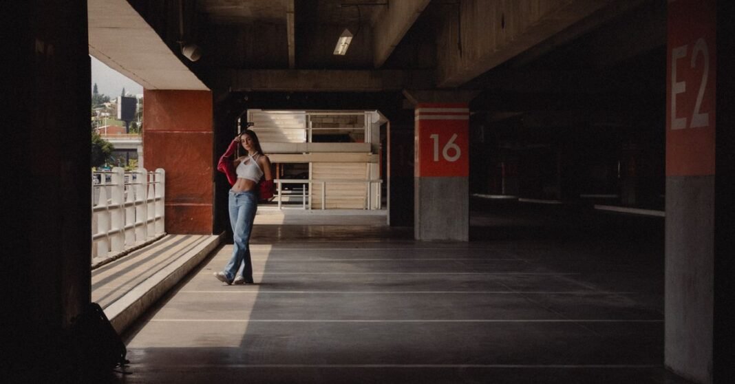 Metro de CDMX alista cuatro días de conciertos gratuitos por su 57 aniversario; horarios oficiales siguen pendientes Mujer estilosa posando en una esquina soleada de un garaje urbano en la Ciudad de México.