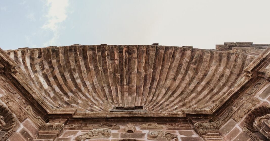 Felipe VI admite abusos y controversias en la Conquista de América Primer plano de la intrincada arquitectura gótica en San Miguel de Allende, México.
