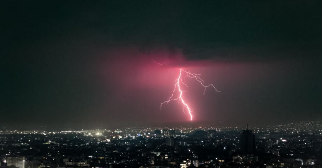 Qué es el domo de calor que elevó las temperaturas en México y por qué abarca gran parte del país Cautivador paisaje urbano de la Ciudad de México con un rayo vívido iluminando el cielo nocturno.