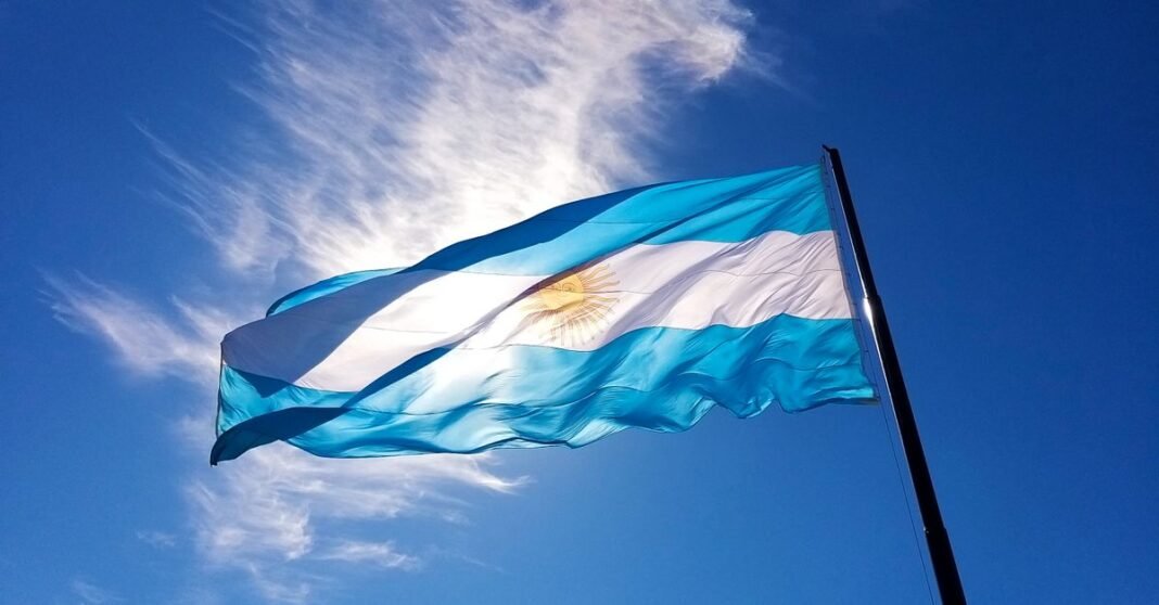Michelle Bachelet declina su candidatura para encabezar la ONU tras quedar rezagada en sondeo informal Imagen vibrante de la bandera argentina ondeando contra un brillante cielo azul en Mar del Plata.
