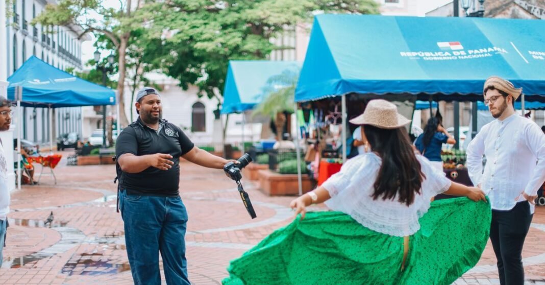 Escena vibrante de calle con artistas bailando en la Ciudad de Panamá, capturando la cultura urbana.