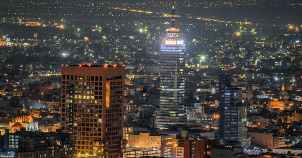 Vista aérea de Ciudad de México mostrando el paisaje urbano durante un atardecer vibrante.