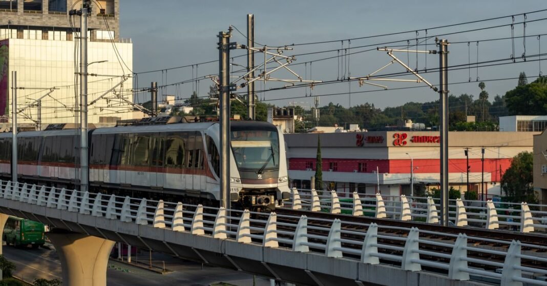 Imagen ilustrativa: Gobierno prevé iniciar operaciones parciales de trenes AIFA-Pachuca y CDMX-Querétaro en 2027 Tren vintage viajando a través de plantaciones de agave y colinas en Tequila, México al atardecer.