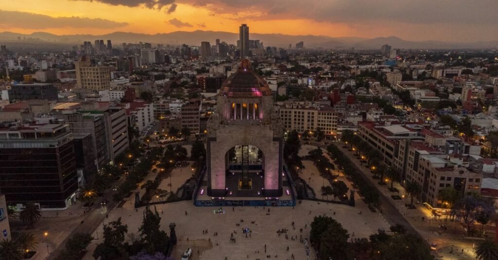 Explora los impresionantes arcos de un edificio histórico en Ciudad de México, que muestra una arquitectura exquisita.