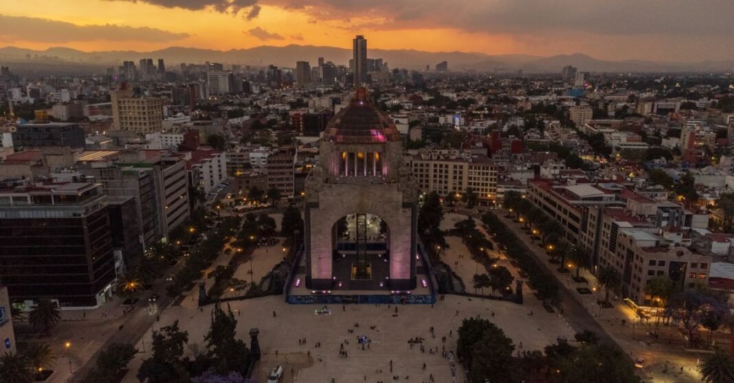 Centro Cultural José Martí inicia celebraciones por su 50 aniversario con una exposición fotográfica Explora los impresionantes arcos de un edificio histórico en Ciudad de México, que muestra una arquitectura exquisita.