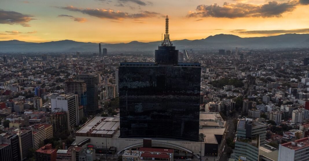 AICM y AIFA suspenden despegues y aterrizajes este 16 de septiembre por desfile militar Impresionante vista aérea de rascacielos iluminados en la Ciudad de México por la noche, mostrando la belleza urbana.