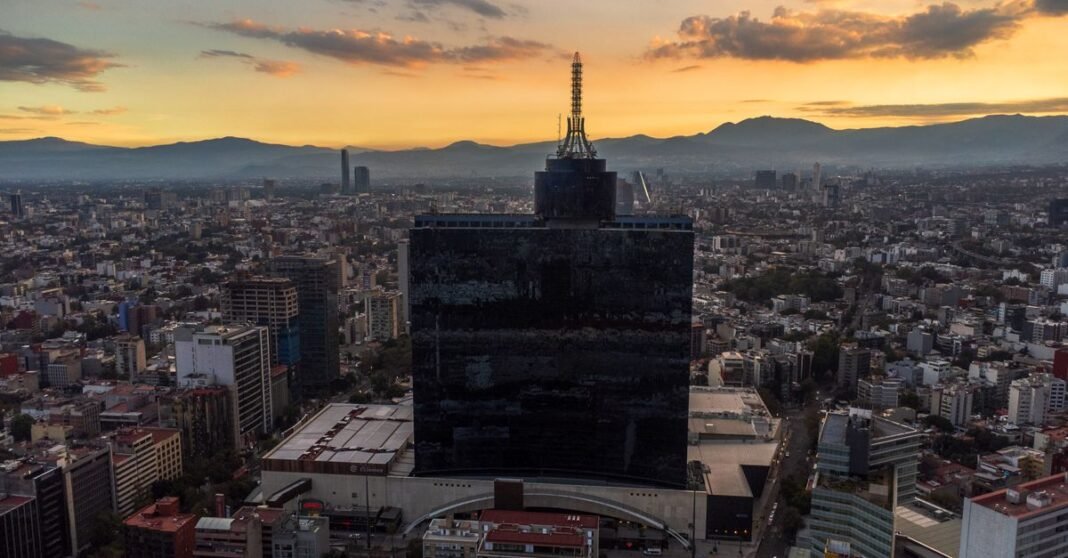 México y España firman memorándum para cooperar en IA, ciberseguridad y conectividad Vista aérea de Ciudad de México mostrando el paisaje urbano durante un atardecer vibrante.