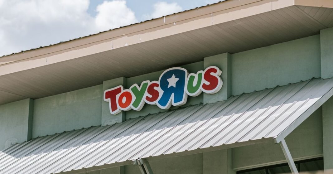 Promesa de Trump de dar US$5,000 a adultos enfrenta límites legales y depende del Congreso Techo y letrero de una tienda Toys R Us en un día soleado con cielo azul.