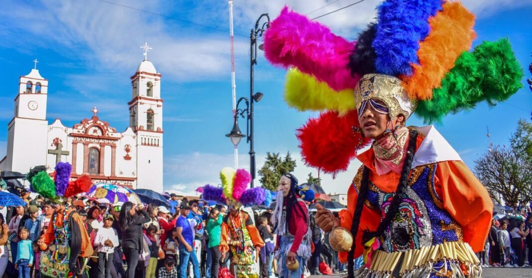 Intocable encabezará el Grito en el Zócalo; alcaldías de CDMX anuncian conciertos para el 15 de septiembre Luces de neón coloridas iluminan la histórica plaza Zócalo en Ciudad de México, mostrando diseños aztecas.