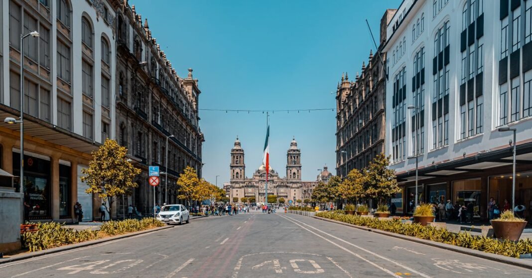 Detienen en Puebla a Ricardo ‘N’, señalado por el feminicidio de Andrea Maylin en Morelos Policía en uniforme multando un coche en un entorno urbano de la Ciudad de México.
