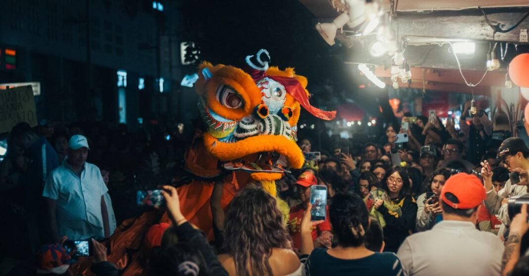 La Cineteca Nacional abre la tercera Muestra de Cine Chino Contemporáneo con cinco largometrajes recientes Una colorida danza de dragón chino en un animado festival nocturno en la Ciudad de México.