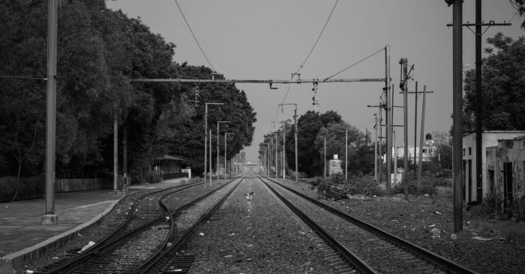 Una vista en monocromo de las vías del tren en Santiago de Querétaro, México.