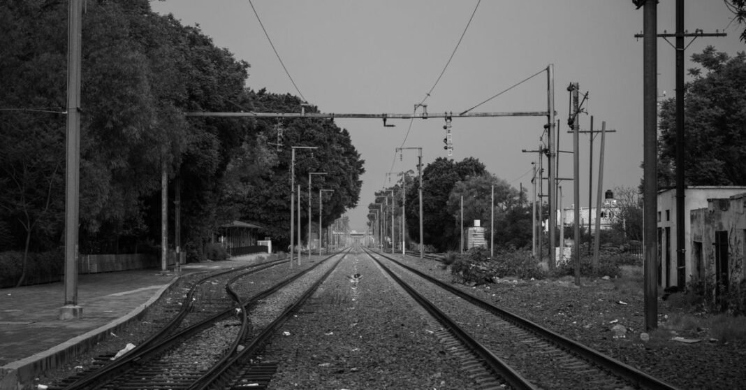 Tren CDMX-Pachuca apunta a iniciar operaciones en 2027; obra incluye 57 kilómetros nuevos de vía Una vista en monocromo de las vías del tren en Santiago de Querétaro, México.