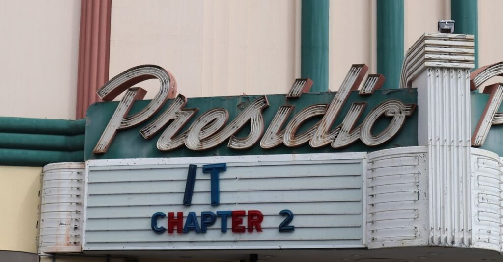 Marquesina de cine retro que muestra 'IT: Capítulo 2' en Presidio. Fachada icónica del cine.