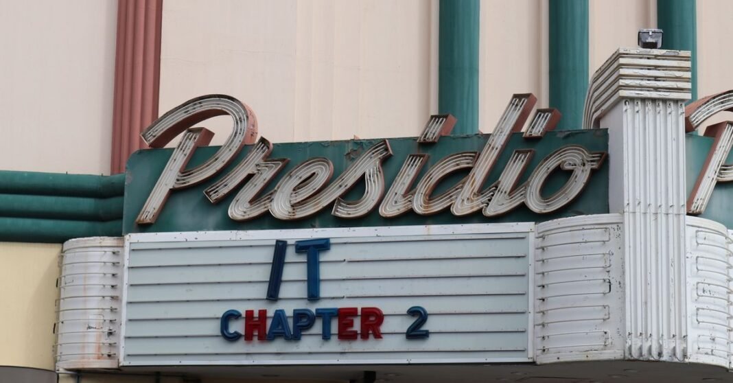 Septiembre de 2026 concentra terror, música y cine español en la cartelera Marquesina de cine retro que muestra 'IT: Capítulo 2' en Presidio. Fachada icónica del cine.