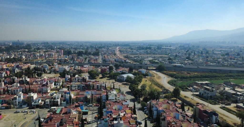 Toma aérea de campos agrícolas con caminos en Querétaro, México.