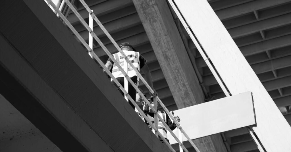 Fotografía en blanco y negro de las tribunas vacías de un estadio de Córdoba, resaltando la estructura y la atmósfera.