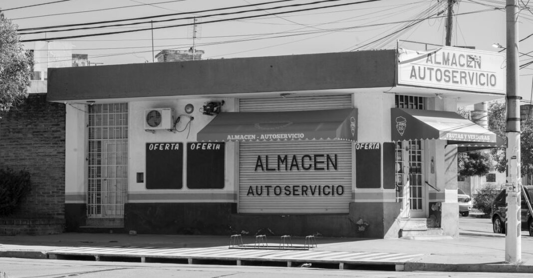 Fotografía en blanco y negro de un depósito y autoservicio cerrado en Córdoba, Argentina.