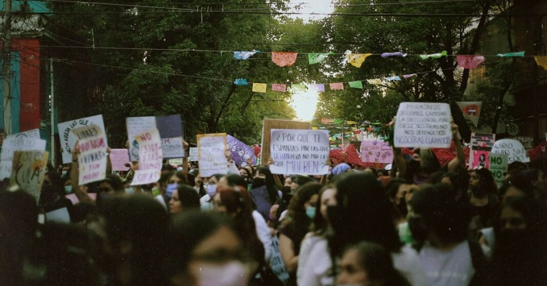 México aún tiene nueve estados sin despenalizar plenamente el aborto, según un recuento legislativo Protesta callejera enérgica con una multitud diversa y carteles coloridos al aire libre.