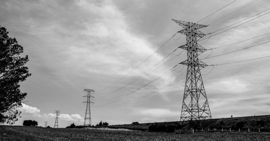 CFE restablece al 100% el servicio eléctrico tras apagón en cuatro estados del sureste Imagen en blanco y negro de una torre de transmisión eléctrica en un vasto paisaje de Córdoba, Argentina.