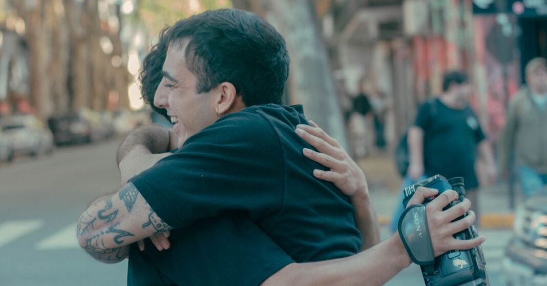 ‘Tender Loving Care’ de Mike Leigh gana la Concha de Oro en San Sebastián Dos amigos compartiendo un abrazo sincero en una ajetreada calle argentina.
