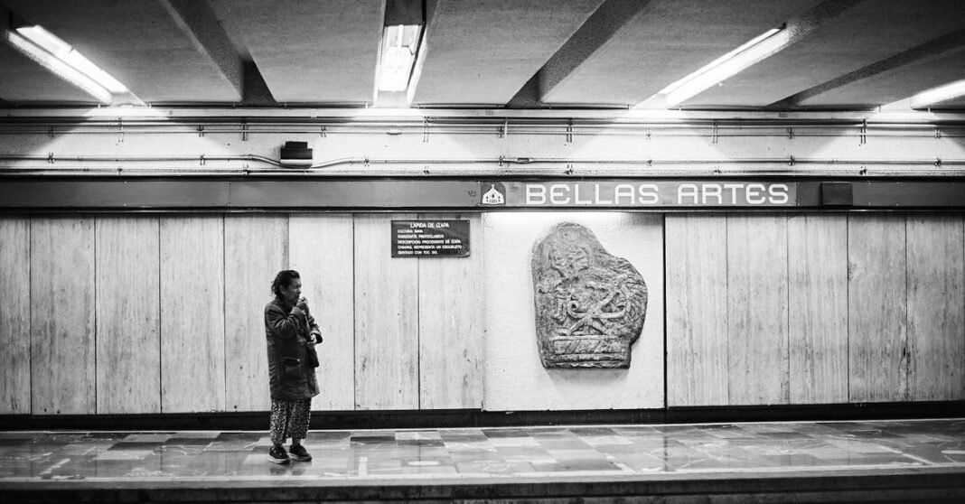 Captura dinámica de un tren de metro en movimiento a gran velocidad en Nueva York, que muestra el dinamismo del transporte urbano.
