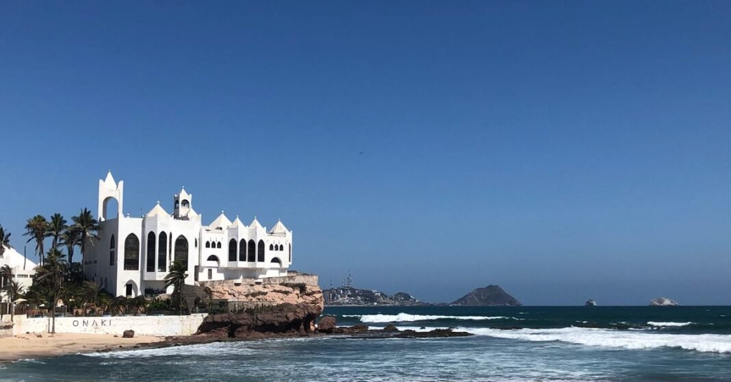 Derrame en el Golfo de México: lo que se sabe de la mancha que alcanzó más de 600 kilómetros de costa Cautivadora vista de un edificio frente al mar en Mazatlán, Sinaloa con cielos despejados y olas del mar.